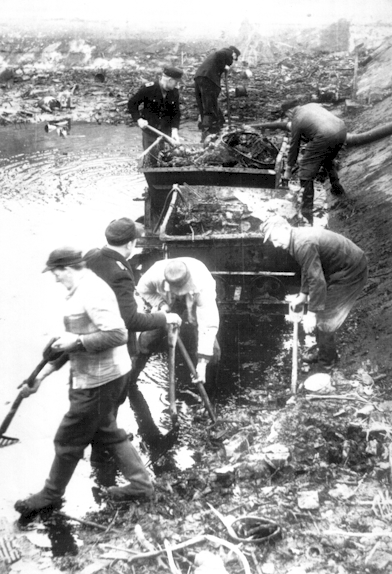 Reinigung des Löschteiches mit alten Loren